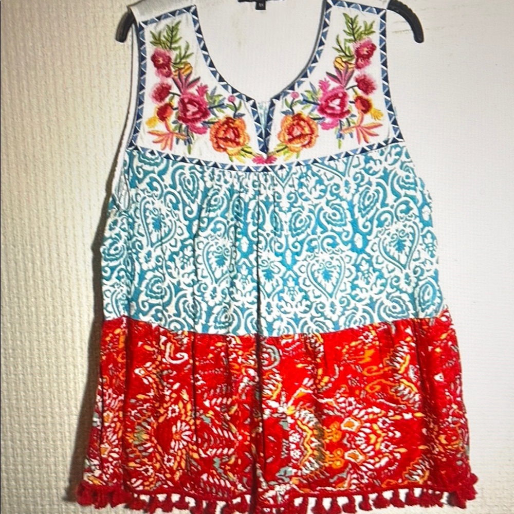 New With tags Calessa Colorfil Embroderied Top.  Small. Gorgeous